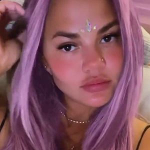 Krasse Veränderung: Hat Chrissy Teigen jetzt lila Haare?