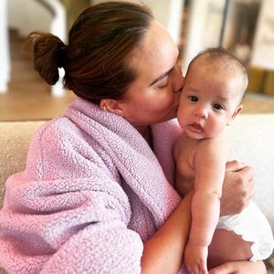 Zuckersüß! Chrissy Teigen zeigt superstolz ihre Kinder!