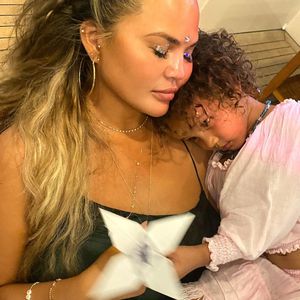 Chrissy Teigen traurig: Lunas erster Milchzahn fiel in Spüle