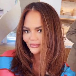 Neuer Look: Chrissy Teigen begeistert mit roter Haarpracht!