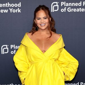 Chrissy Teigen findet drei Kinder "unterhaltsam schwierig"