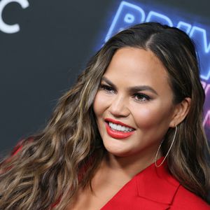 Kampf den Schweißflecken: Chrissy Teigen botoxt ihre Achseln