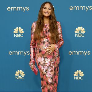 Emmys 2022: Chrissy Teigen zeigt stolz ihren Babybauch