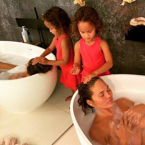 Während Schwangerschaft: Luna verwöhnt Mama Chrissy Teigen