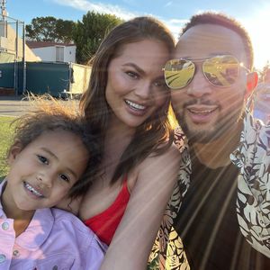 Süß! John Legend postet neues Familienfoto vom Sportplatz