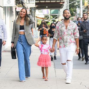 Händchenhaltend: Chrissy Teigen und John unterwegs mit Luna
