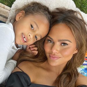Chrissy Teigen wird "Mutpreis" von Tochter Luna verliehen