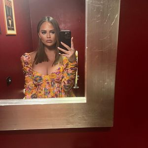 Drittes Kind: Benennt Chrissy Teigen Baby nach Brustgröße?