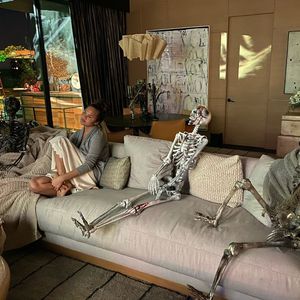 Fieser Halloween-Hangover: Chrissy Teigen ist total zerstört