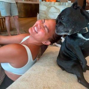 Chrissy Teigen teilt emotionalen Abschied von Hündin Penny