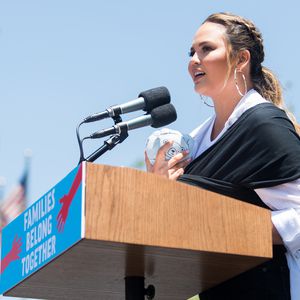 Bei Trump-Demo: Neu-Mama Chrissy Teigen & Baby auf der Bühne