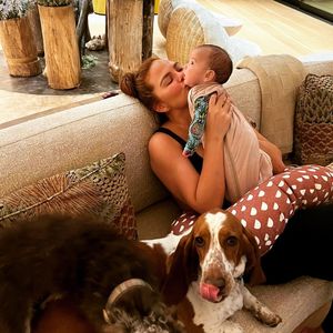 Niedliche Aufnahmen: Chrissy Teigen schmust mit ihren Kids