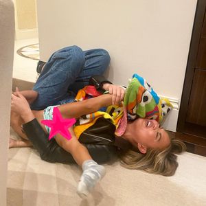 Tritte ins Gesicht: Chrissy Teigen tobt mit Sohn Miles (3)
