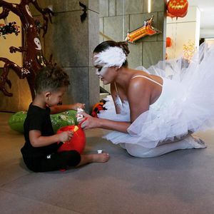 Familie blickt nach vorn: Chrissy Teigen feiert Halloween
