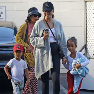 So entspannt setzt Chrissy Teigen ihren Babybauch in Szene