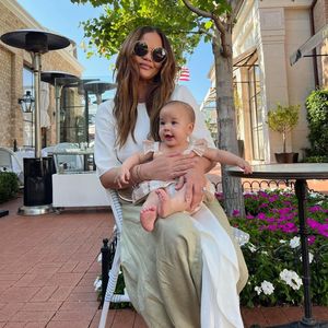 Total stylish! Chrissy Teigen geht mit Baby Esti spazieren