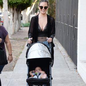 Als Hula-Queen: Chrissy Teigens Baby verzaubert an Halloween