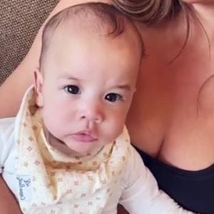 Chrissy Teigen mit Tochter Esti