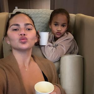 Als Pfadfinderin: Chrissy Teigen campt mit Töchterchen Luna