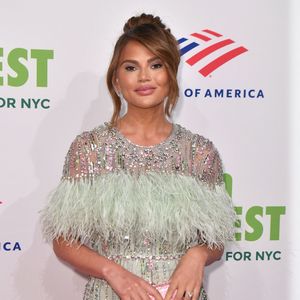 Chrissy Teigen zeigt sich beim Stillen ihrer Tochter Esti