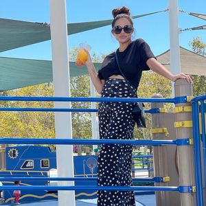 Familienurlaub: Chrissy Teigen präsentiert ihren Babybauch