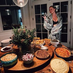 Erstmals ohne Alkohol: Chrissy Teigen genießt Thanksgiving