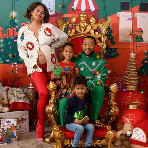 Chrissy Teigen ist mit ganzer Familie im Weihnachtsfieber