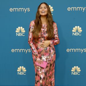 Chrissy Teigen ist erleichtert: Sie spürt endlich ihr Baby!