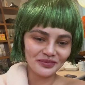 Chrissy Teigen präsentiert sich mit einem smaragdgrünen Bob