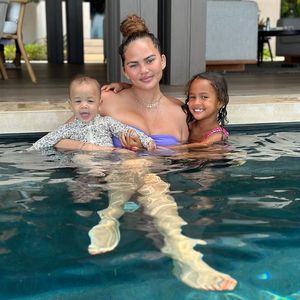 Das verbietet Chrissy Teigen ihren Kids bis zum Abschluss!