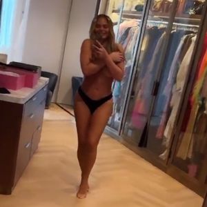 Oh là là! Chrissy Teigen posiert komplett oben ohne im Netz