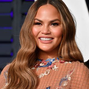 Chrissy Teigen bezahlt mit Designertasche für Toilettengang!
