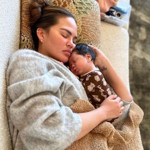 Wie goldig! Chrissy Teigen knutscht ihren Sohnemann Wren ab