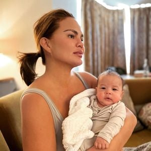 Witzige Taktik: So schläft Chrissy Teigens Baby immer ein