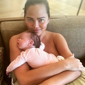 Baby Esti: Das inspirierte Chrissy Teigen bei der Namenswahl