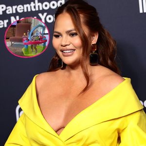 Ganz die Mama: Chrissy Teigens Baby fasziniert von Reality