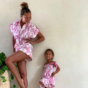 Süß: Chrissy Teigen und ihre Tochter posieren im Partnerlook
