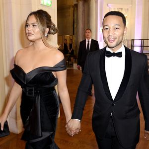 Trotz Extra-Kilos: Chrissy Teigen mag ihren After-Baby-Body!