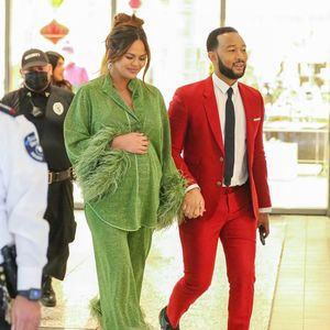 Weihnachtlich: Schwangere Chrissy Teigen bezaubert in Grün!