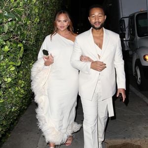 Drei Monate nach Geburt: Chrissy Teigen bezaubert in Weiß!