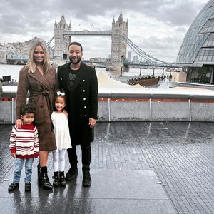 Familien-Pic in London: Chrissy Teigen strahlt vor Glück
