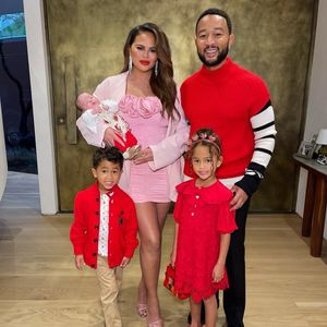 Mit Esti: John Legend teilt erstes Familien-Foto zu fünft