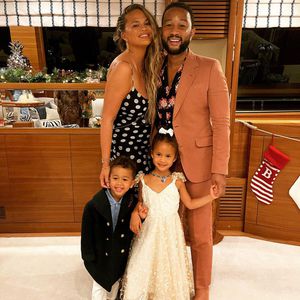 Seltener Schnappschuss: Chrissy Teigen teilt Familienfoto