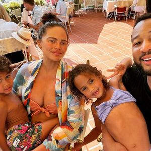 Zucker! Schwangere Chrissy Teigen postet süßes Familienfoto