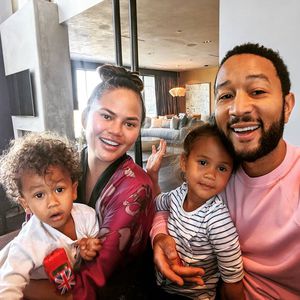 John Legend teilt niedliches Pic mit Chrissy und den Kids!