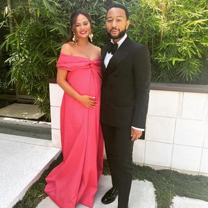 Elegante Baldmama! Chrissy Teigen posiert mit ihrem John