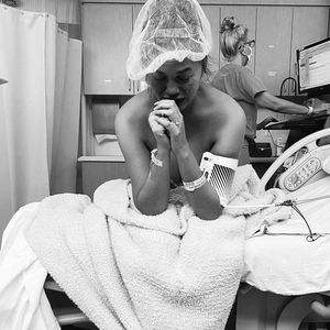 Bei Fehlgeburt: Darum wurde Chrissy Teigen fotografiert