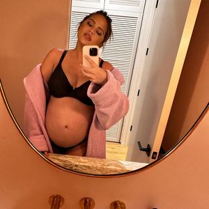 Heiße Mama! Chrissy Teigen zeigt Babybauch im Bademantel