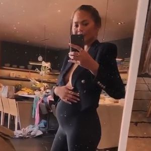 Nach Spekulationen: Chrissy Teigen verkündet Schwangerschaft