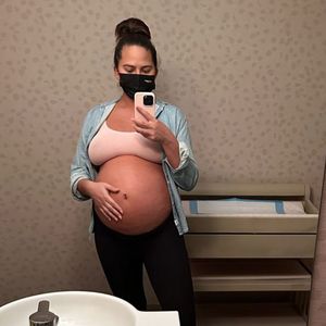 Model Chrissy Teigen zeigt liebevoll ihren nackten Babybauch